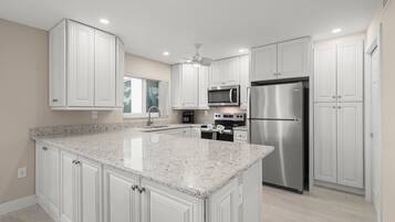 Geladeira, micro-ondas, fogão, cooktop