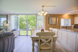 Kylskåp, mikrovågsugn, ugn och spishäll