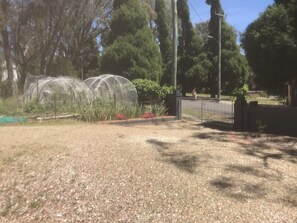 المنطقة المحيطة بالمنشأة