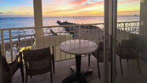 Outdoor dining - Direct Oceanfront Waikiki!  Parking at Waikiki Shore included! (Honolulu)