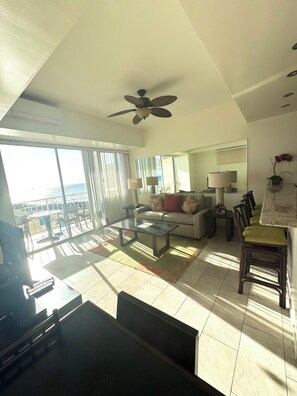 Interior - Direct Oceanfront Waikiki!  Parking at Waikiki Shore included! (Honolulu)