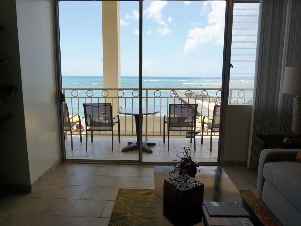 Direct Oceanfront Waikiki!  Parking at Waikiki Shore included!