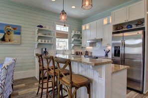 Kylskåp, mikrovågsugn, ugn och spishäll