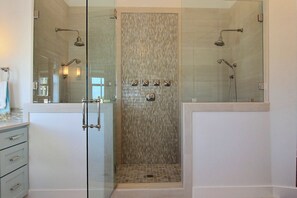 Combined shower/bathtub, hair dryer, towels - Luxe, Relaxing Home in Cinnamon Shore w/ Access to Resort-Style Amenities (Port Aransas)