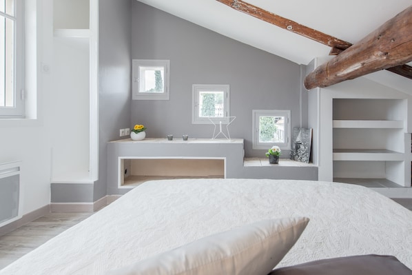 1 slaapkamer, een strijkplank/strijkijzer, wifi, beddengoed