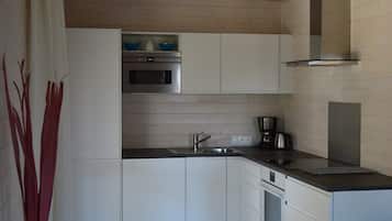 Een koelkast, een microgolfoven, een vaatwasser