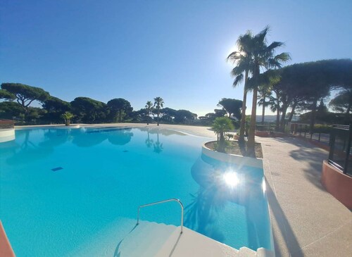 Maison petite vue mer située dans domaine avec piscine Gassin