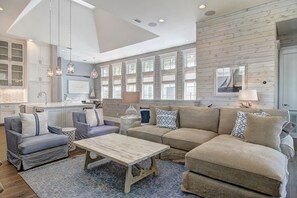 Una Smart TV, un reproductor de DVD, libros, una videoteca