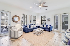 TV connectée, lecteur de DVD, livres, vidéothèque