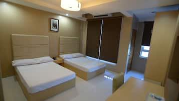 Habitación doble | Escritorio, tabla de planchar con plancha, wifi gratis y ropa de cama