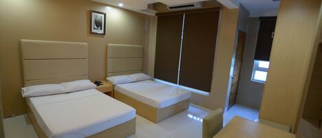 Escritorio, tabla de planchar con plancha, wifi gratis y ropa de cama