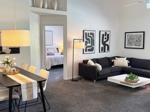 تلفزيون ذكي، مدفأة، كُتُب