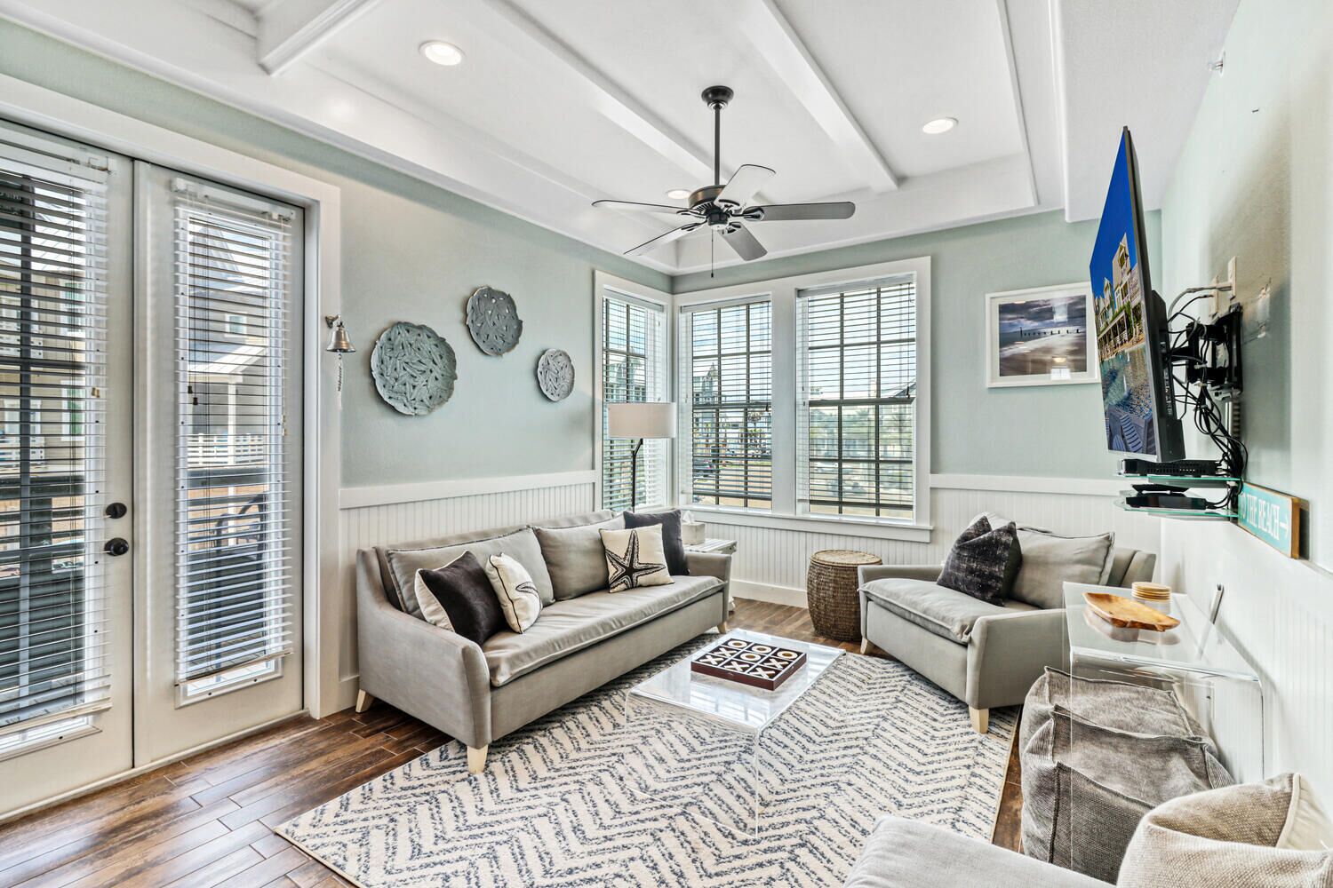 智能电视、DVD 播放器、书、影片库