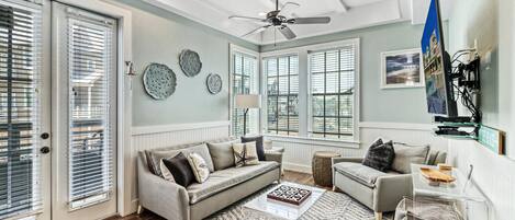 Una Smart TV, un reproductor de DVD, libros, una videoteca