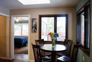 4 bedrooms, iron/ironing board, free WiFi, bed sheets - Fully Furnished, 2000 Square Foot Rancher Style Home, With Air Conditioning (Sicamous)