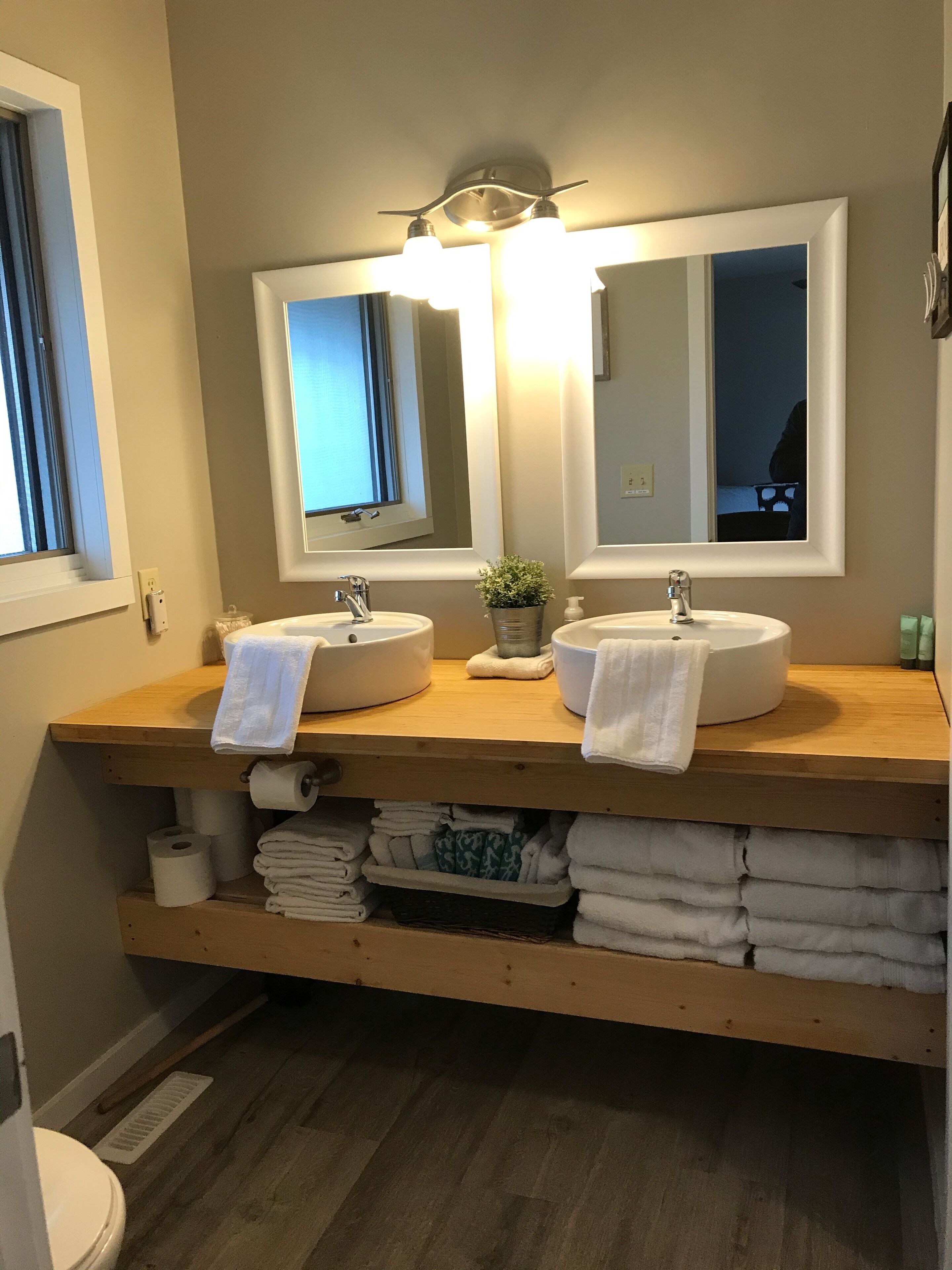 Combined shower/tub, hair dryer, towels