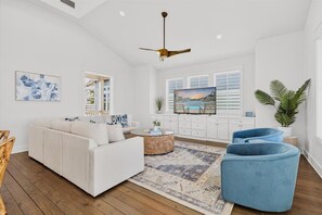 Téléviseur connecté, lecteur de DVD, livres, sélection de films