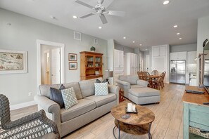 Smart-tv, dvd-spelare, böcker och ett filmbibliotek