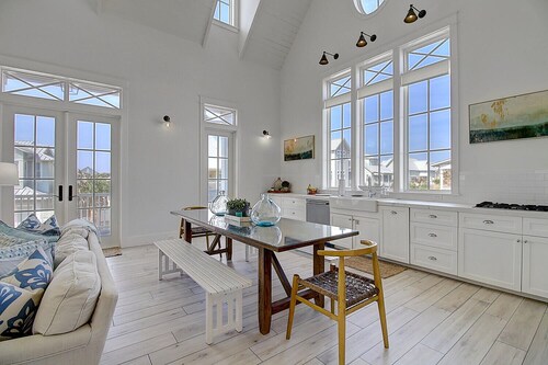 3-Story Cinnamon Shore Home near Infinity Pool w/ Access to Great Amenities