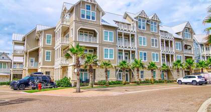 Profitez du lever du soleil dans cette belle, spacieuse plage condo 3 chambres!