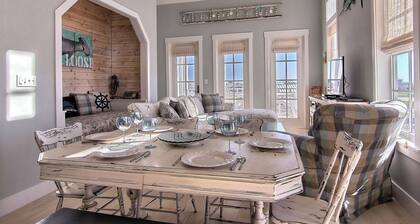 Magnifique condo de luxe sur 2 étages, profitez de la brise de l'océan depuis le pont du troisiÚme étage!