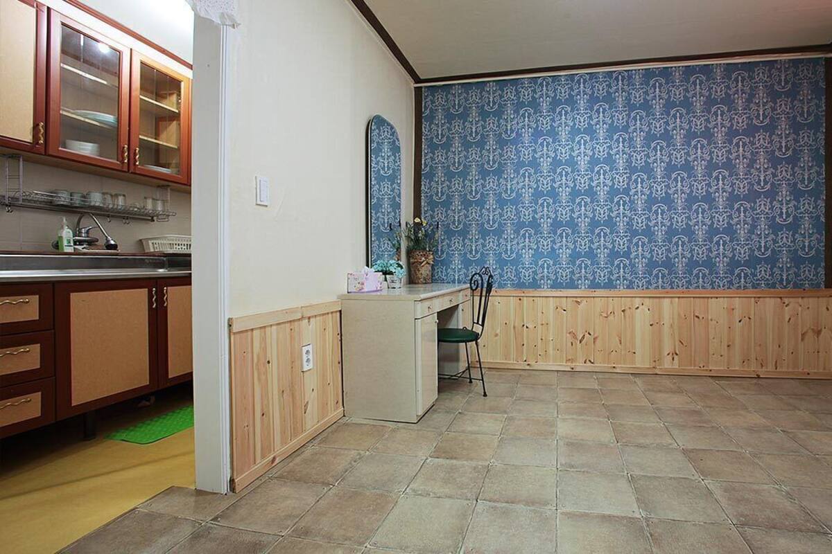 Eine Küche mit Holzausstattung, einer Arbeitsplatte und einer Spritzschutzwand.