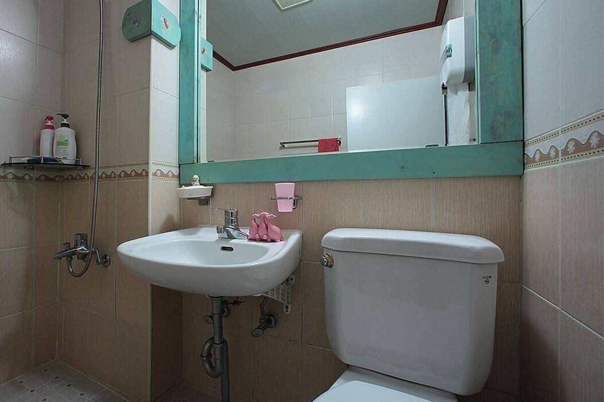 Salle de bain | Douche, séchoir à cheveux, serviettes fournies, savon