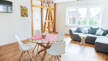 Smart-TV, Tischfußball, Bücher, Stereoanlage