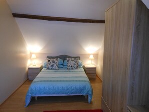 2 bedrooms, iron/ironing board, internet, bed sheets