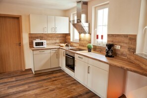 Fridge, microwave, oven, stovetop - Country house in Rinnetal: modern holiday Froschkönig with large garden (Homberg (Efze))