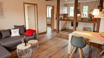 Fernseher, Tischfußball, Bücher, Stereoanlage