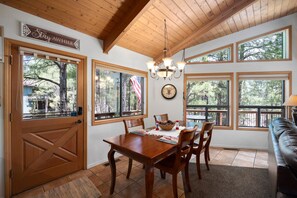 Dining - 360° deck. Head north with your dog and your jacket! (Munds Park)
