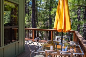 Outdoor dining - 360° deck. Head north with your dog and your jacket! (Munds Park)