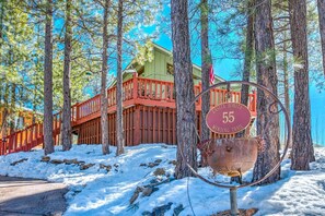 A wooden cabin with a red railing and a sign indicating 'CASITA BONITA 55 WINNING TRAIL'. - 360° deck. Head north with your dog and your jacket! (Munds Park)