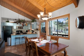 Dining - 360° deck. Head north with your dog and your jacket! (Munds Park)
