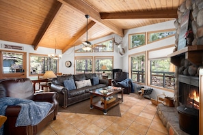 Smart TV, fireplace, Netflix, DVD player - 360° deck. Head north with your dog and your jacket! (Munds Park)