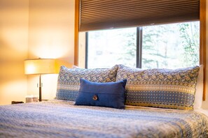 2 bedrooms, memory foam beds, desk, iron/ironing board - 360° deck. Head north with your dog and your jacket! (Munds Park)