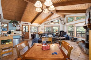 Interior - 360° deck. Head north with your dog and your jacket! (Munds Park)
