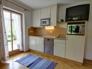 Kühlschrank, Mikrowelle, Ofen, Herdplatte