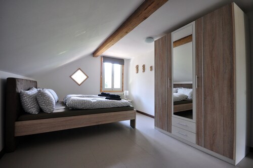 Suuri huoneisto suurille ryhmille ja perheille.  Nukkuu 12.   Upeat näkymät.  