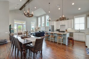 冷蔵庫、電子レンジ、オーブン、コンロ