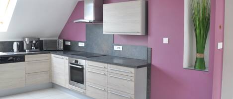 Frigorifero, microonde, forno, piano cottura