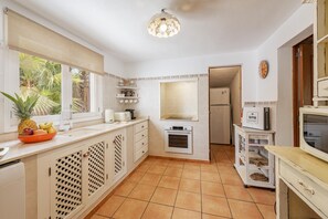 Een koelkast, een microgolfoven, een oven, een vaatwasser