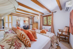 3 bedrooms, iron/ironing board, free WiFi, bed sheets
