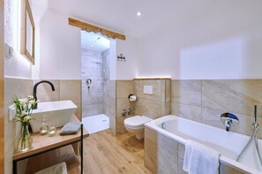 Een douche, een haardroger, handdoeken