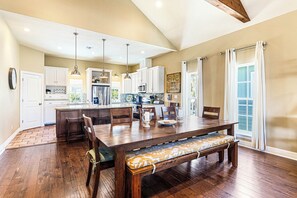 Dining - Family-Friendly Lakeside Charmer w/ Resort-Style Amenities in Cinnamon Shore (Port Aransas)