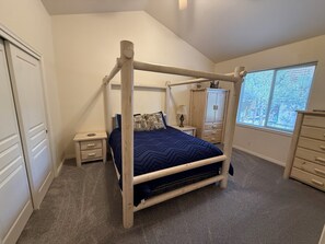 4 bedrooms, desk, WiFi