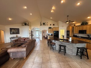 Una televisión de pantalla plana, una chimenea