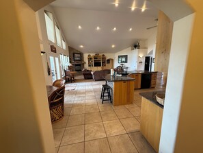 المنشأة من الداخل