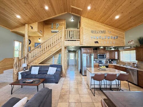 19 Guests | Hot Tub | Fire Pit | 32 Miles YNP